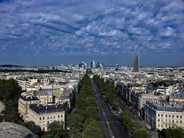 uma vista panorâmica de paris no verão foto