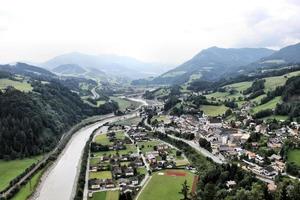 uma vista de hofenwerfen na áustria foto