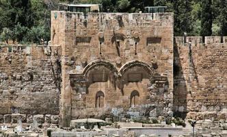 uma vista do portão dourado selado em jerusalemjerusalemisraeltraveloutdoor foto