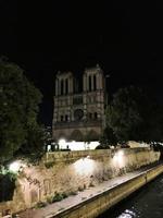 uma vista panorâmica de paris no verão foto