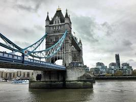 uma vista da ponte da torre em londres foto