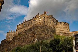 uma vista do castelo de edimburgo foto