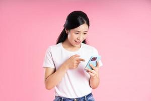 lindo retrato de menina asiática, isolado no fundo rosa foto