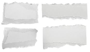 tiras de bordas rasgadas de papel branco rasgadas isoladas no fundo branco foto