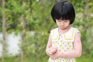 menina tem alergia de erupção cutânea comichão e coçando no braço com picada de mosquito foto