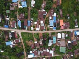 fotografia aérea de drone de uma área residencial com um grande número de casas no campo. foto