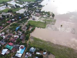 inundações em comunidades rurais na Tailândia causadas por tempestades que causam chuvas fortes foto