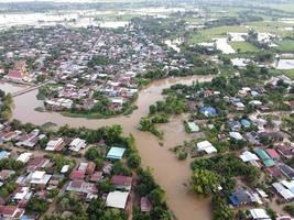 inundações em comunidades rurais na Tailândia causadas por tempestades que causam chuvas fortes foto