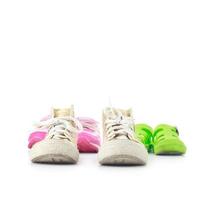sapatos de criança isolados em branco foto