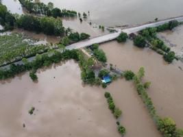 inundações em comunidades rurais na Tailândia causadas por tempestades que causam chuvas fortes foto