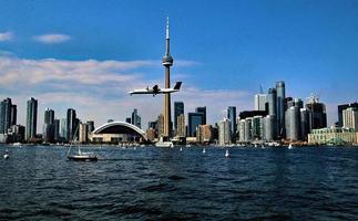 uma vista de Toronto do mar foto