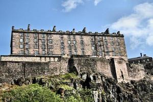 uma vista do castelo de edimburgo foto