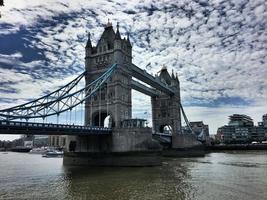 uma vista da ponte da torre em londres foto