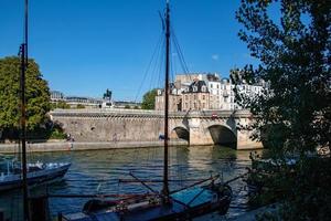 uma vista panorâmica de paris no verão foto