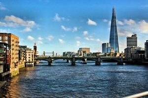 uma vista do rio Tamisa em londres em um dia ensolarado foto