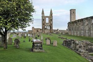 uma vista de st andrews na escócia foto