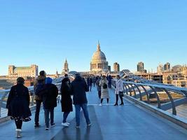 londres em fevereiro de 2022 st pauls do outro lado da ponte do milênio foto