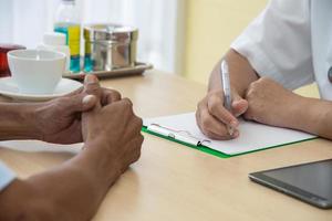 o médico diagnostica a saúde do paciente no hospital foto