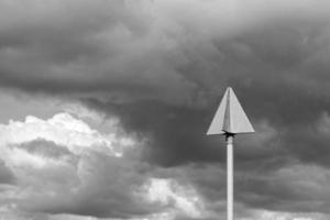 sinal de navio com nuvens de tempestade e relâmpagos foto