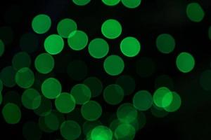 efeitos de luz bokeh abstratos de desfocagem verde na textura de fundo preto à noite foto