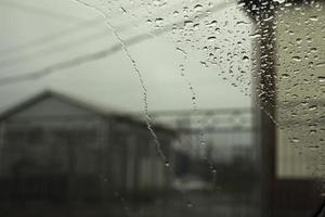 gotas de chuva no vidro. tempo chuvoso fora da janela. foto