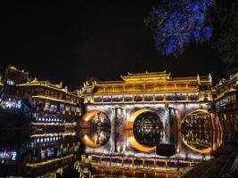 vista da paisagem na noite da cidade velha de fenghuang. cidade antiga de phoenix ou condado de fenghuang é um condado da província de hunan, china foto