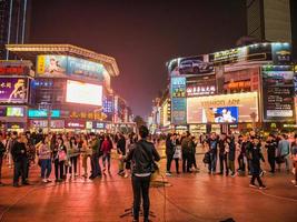 changsha.china-17 de outubro de 2018. artistas de rua desconhecidos cantando na rua huangxing andando na cidade de changsha, china. changsha é a capital e a cidade mais populosa da província de hunan, na china foto