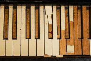 o velho closeup de teclas de piano na rua. foto