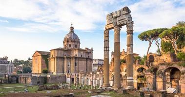 luz do nascer do sol com céu azul na arquitetura romana antiga em roma, itália foto
