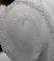 rolos de crosta de neve em uma janela de carro foto