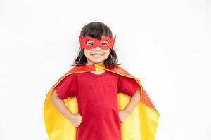 conceito de crianças, menina sorridente jogando super-herói em fundo branco foto