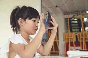 menina usando smartphone, conceito de mídia social. foto