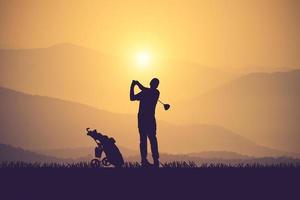 silhueta de jogadores de golfe atingem a varredura e mantêm o campo de golfe no verão para relaxar time.vintage color foto