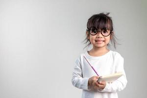retrato de criança asiática feliz no fundo branco foto