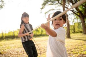 crianças brincando de cabo de guerra no parque em sunsut foto