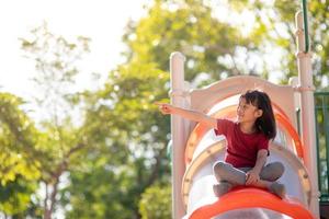 menina ativa no playground foto