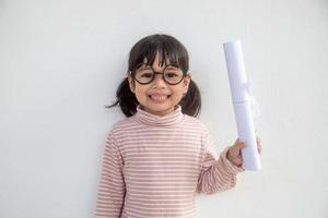 meninas felizes com conceito de formatura foto