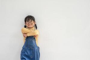 retrato de menina sorridente engraçada usando óculos foto