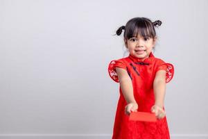 feliz Ano Novo Chinês. sorrindo meninas asiáticas segurando envelope vermelho foto