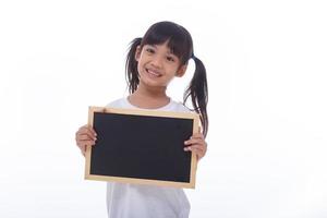 criança asiática mostra a placa preta em fundo isolado foto