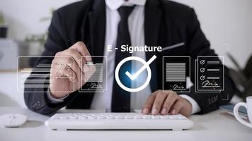 assinatura eletrônica de contrato comercial on-line, assinatura eletrônica, gerenciamento de documentos digitais, escritório sem papel, assinatura do conceito de contrato comercial. foto