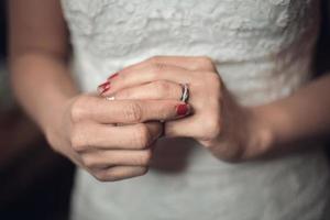 mãos de noiva tenra. anel de noivado. gentil - imagem foto