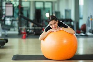 menina criança asiática com bola de ginástica foto