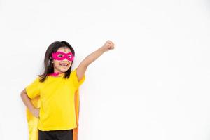 conceito de crianças, menina sorridente jogando super-herói em fundo branco foto