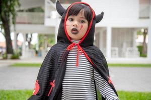 feliz dia das bruxas a menina bonitinha fantasiada de halloween foto