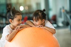 bolas de ginástica e crianças nelas foto