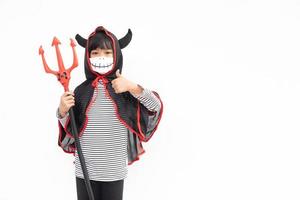 menina asiática em uma fantasia de halloween em uma máscara médica. dia das bruxas com medidas de segurança do covid-19 foto