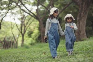 as crianças estão indo para o acampamento da família na floresta caminhar ao longo da rota turística. estrada de acampamento. conceito de férias de viagem em família. foto