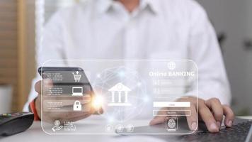 empresário usando mobile banking e pagamento online, marketing digital. finanças e redes bancárias. compras on-line e conexão de rede do cliente ícone, segurança cibernética. tecnologia empresarial. foto