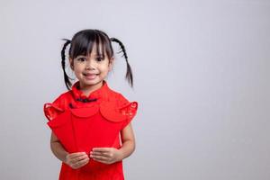 feliz Ano Novo Chinês. sorrindo meninas asiáticas segurando envelope vermelho foto